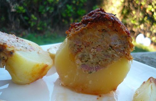 Patatas rellenas de carne picada y roquefort 